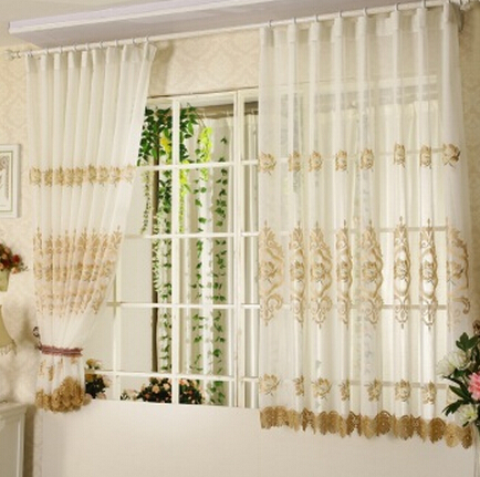 Rèm cửa sổ voan thêu – một phong cách độc đáo cho phòng khách